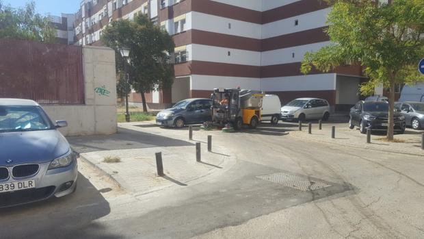 Zafarrancho de limpieza en los entornos de los colegios sevillanos