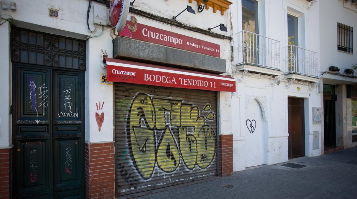 La clásica bodega Tendido 11 de la calle Don Fadrique no volvió a abrir tras la declaración del estado de alarma