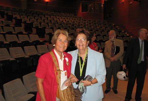 Carmen Llopart junto a Ana María Álvarez Silván en una imagen de 2007