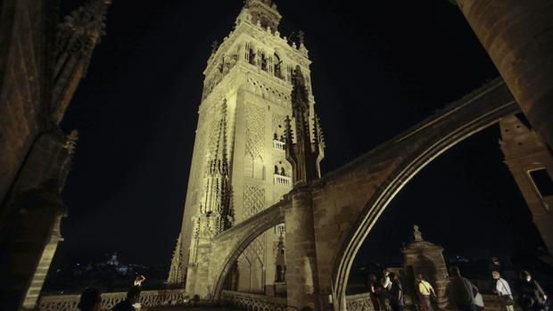 La Catedral y el Alcázar de Sevilla aguantan la crisis del coronavirus y se llenan en verano