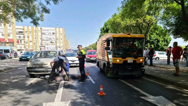 Accidente en Sevilla entre un coche y un patinete eléctrico, cuyo conductor rebasaba siete veces la tasa de alcoholemia