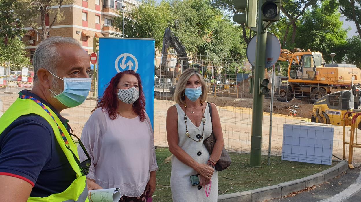 La delegada del Distrito, María Encarnación Aguilar, durante una visita a las obras