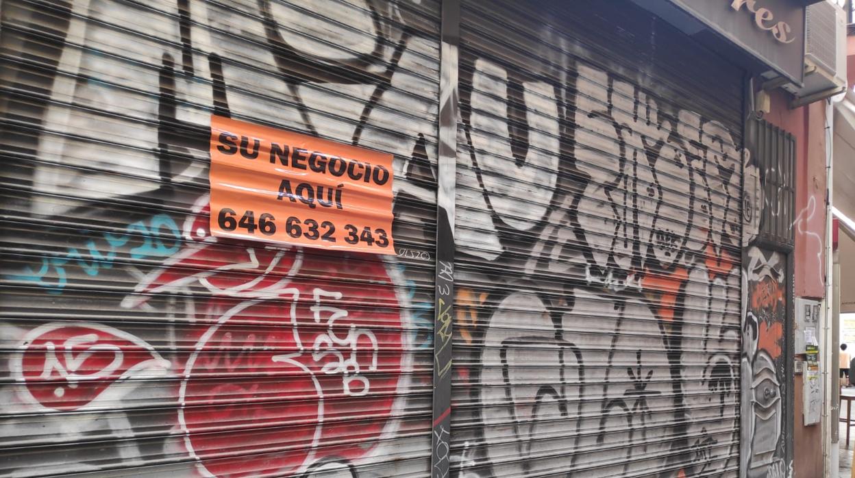 Las fachadas de los edificios del Centro de la ciudad son víctimas del vandalismo continuo