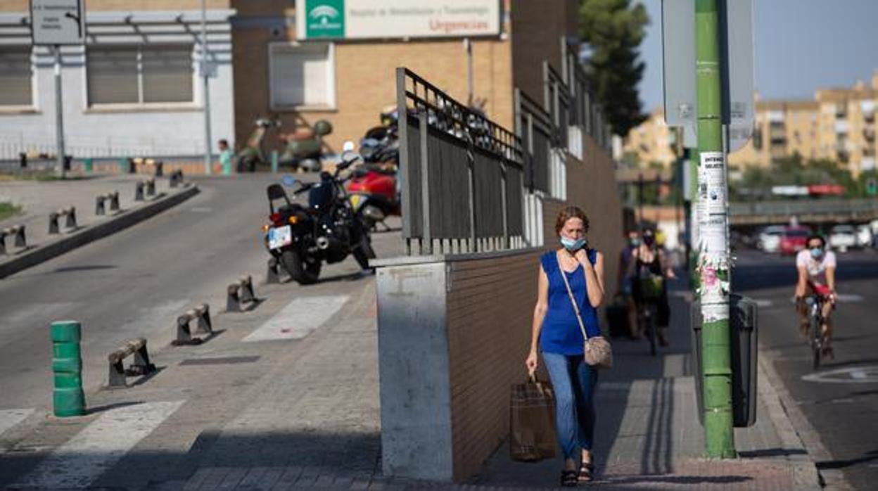 Una mujer transita por los alrededores del hospital Virgen del Rocío