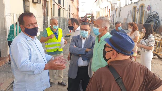 Medio millón de euros para que la calle Becas de Sevilla tenga plataforma única, accesibilidad universal y arbolado