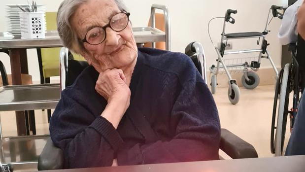 El centro de mayores Gerón de Sevilla celebra el 108 cumpleaños de su residente Inés Franco