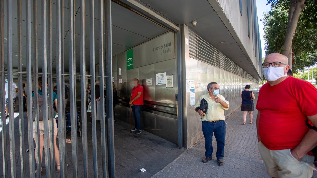 Colas en el centro de Salud del Alamillo