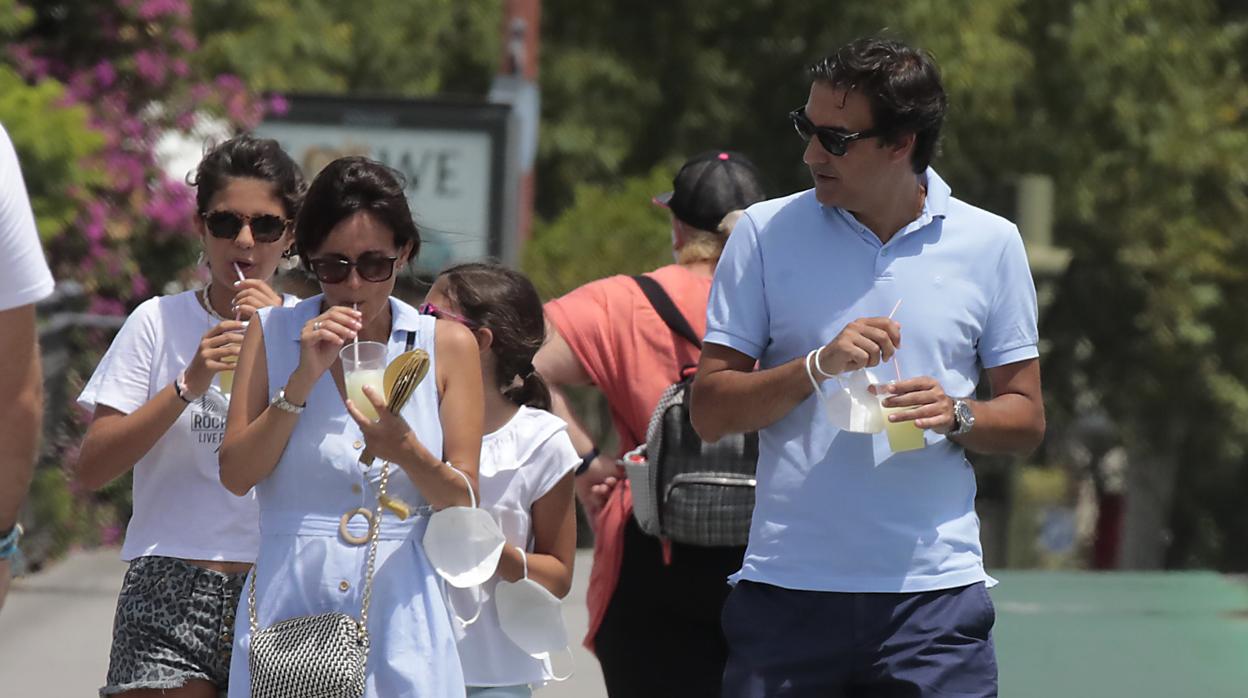 Transeúntes combaten el calor con granizados