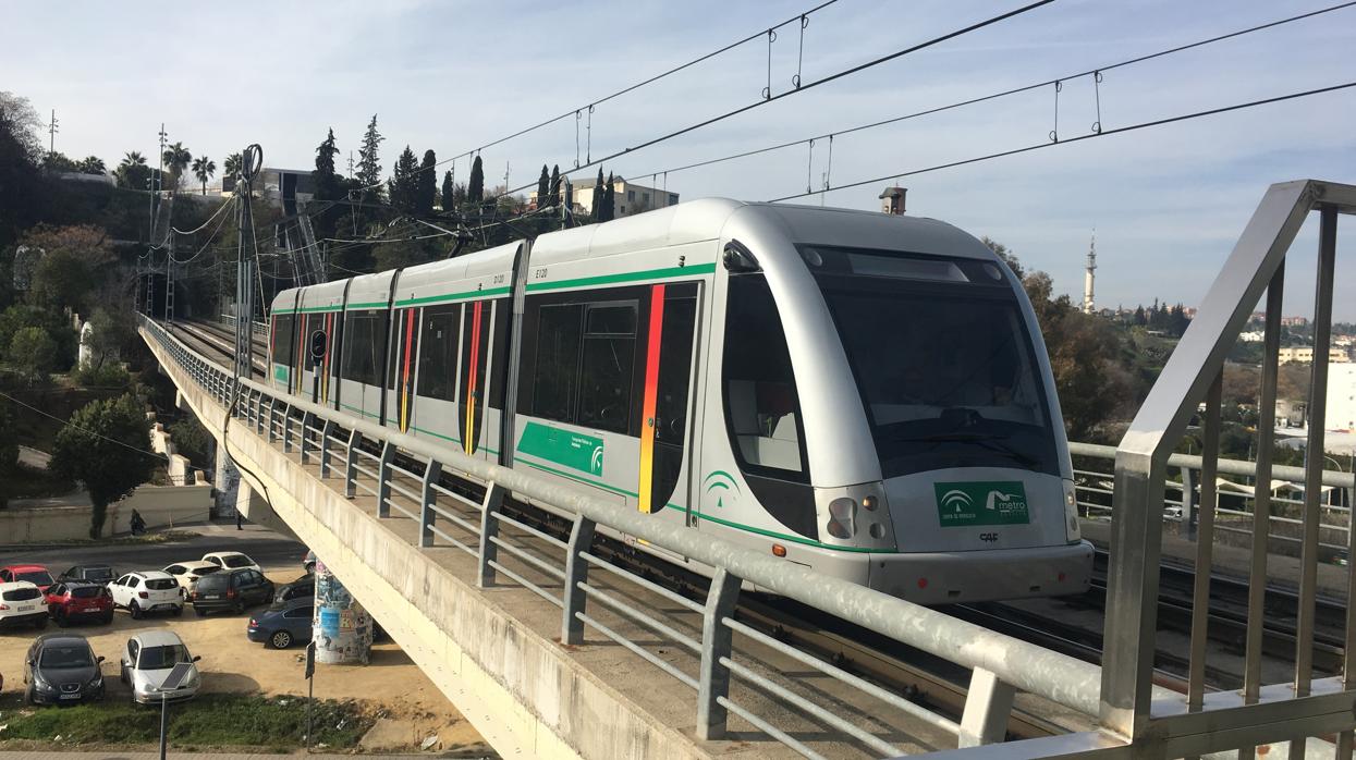 Un vagón del metro a su paso por la estación de San Juan Bajo