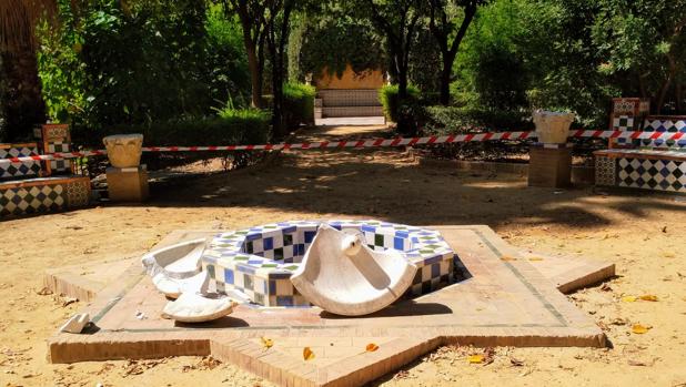 Vandalismo en los Jardines de Murillo de Sevilla, un nuevo golpe para un parque histórico