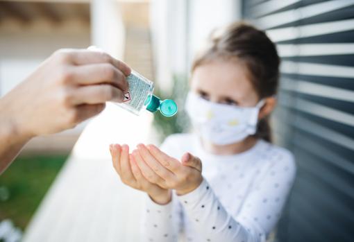 Antes del uso o manipulación de las mascarilla, hay que hacer limpieza o higiene de manos