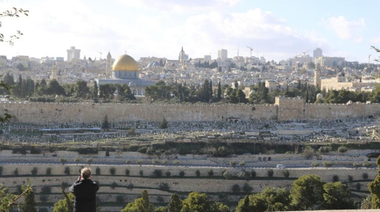 Imagen de la muralla y de la ciudad de Jerusalén, uno de los lugares de peregrinación a Tierra Santa