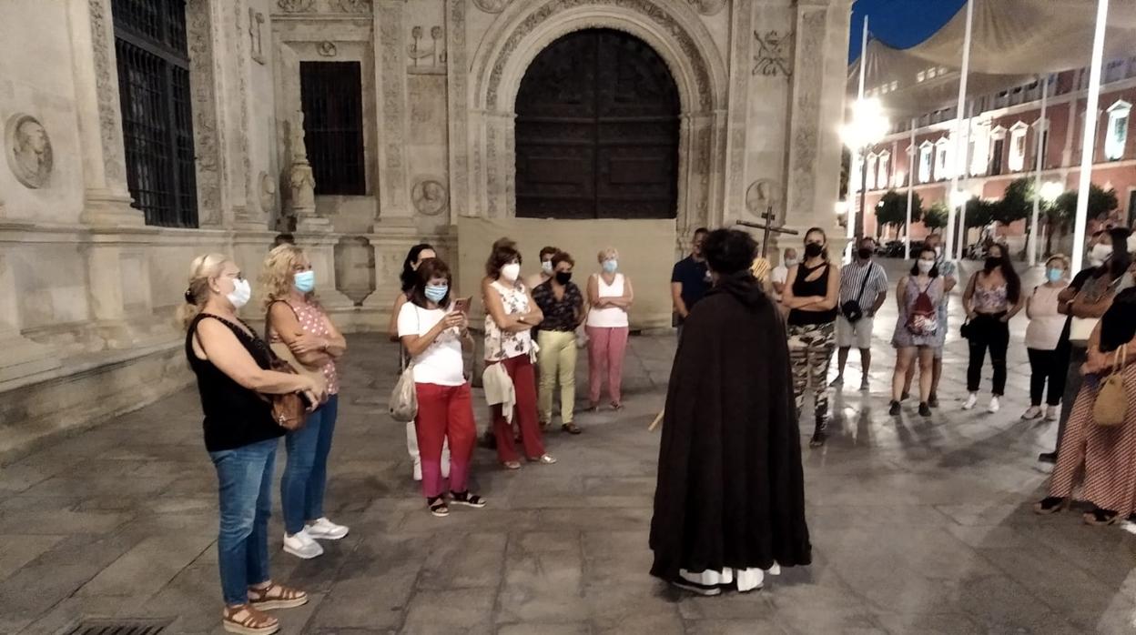 Varios asistentes a la ruta «Brujas de Sevilla»