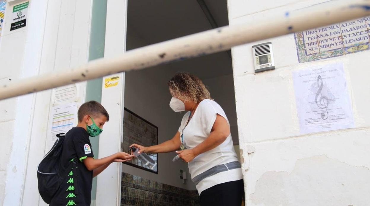 El regreso a las aulas en un colegio de Sevilla cumpliendo con las medidas de seguridad