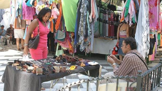 Vuelve este lunes el mercadillo de la plaza del Duque de Sevilla