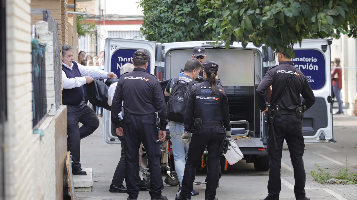 Los operarios de la funeraria sacan el cadáver de Fátima