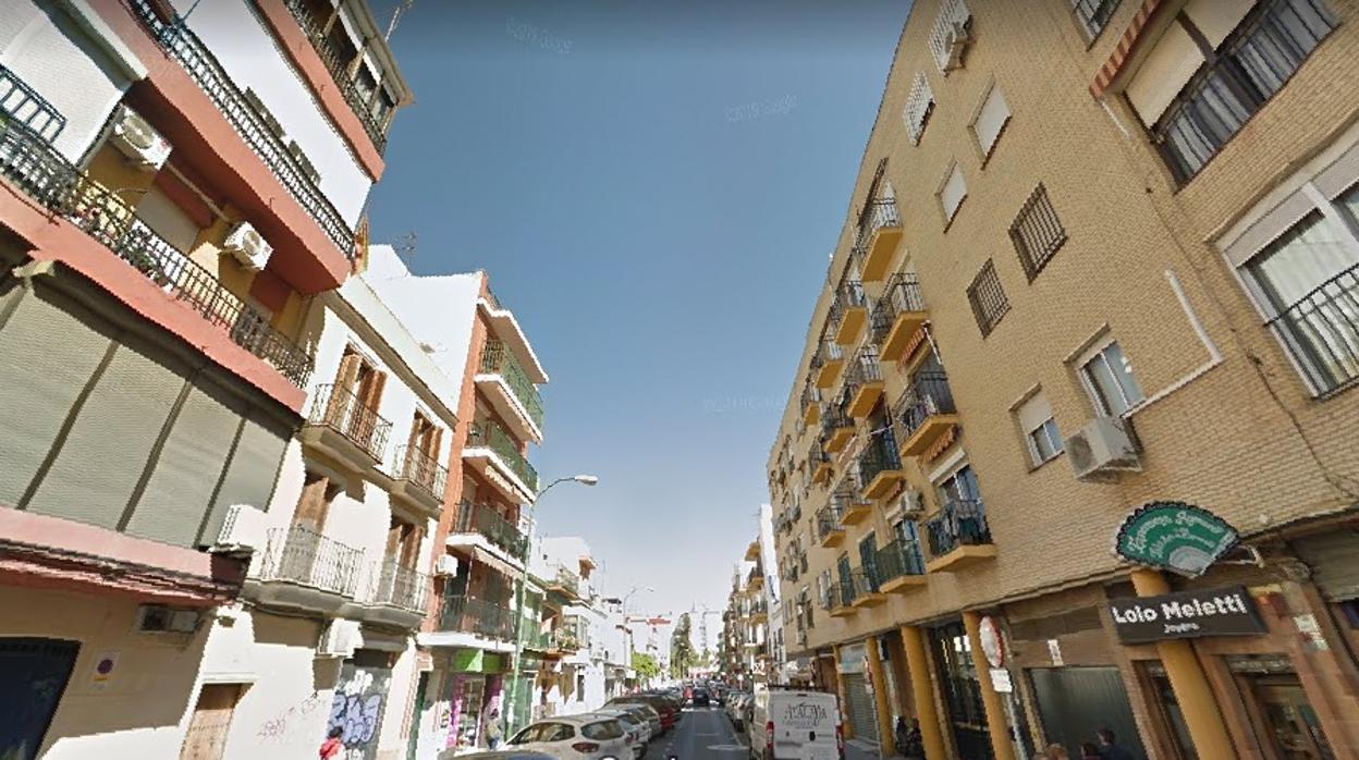 A la derecha, el bloque de piso desde donde trató de arrojarse al vacío el joven auxiliado