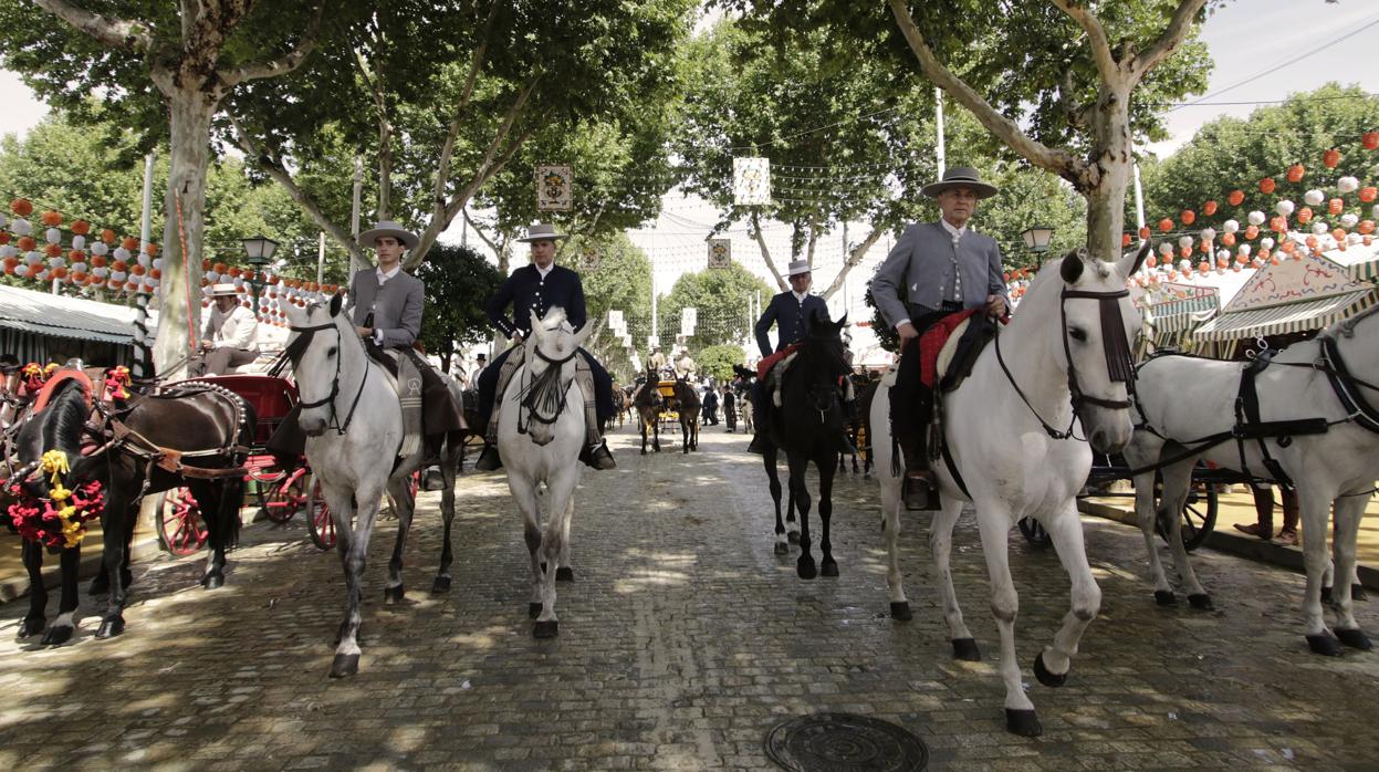 Paseo de caballos en la Feria de Abril sevillana