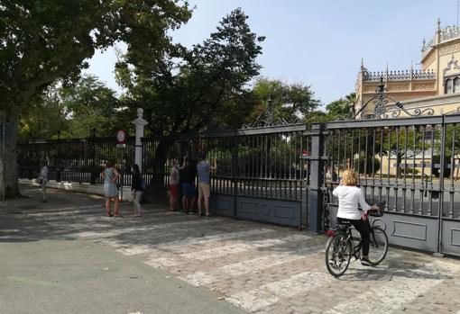 Puertas cerradas en el parque de María Luisa