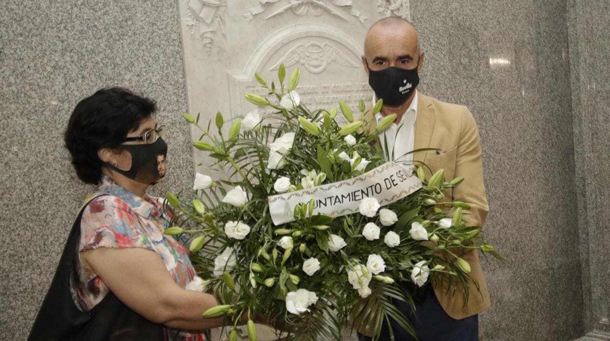 Pilar Acalá y Antonio Muñoz realizan la ofrenda floral a Valeriano Bécquer