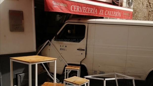 Empotra su furgoneta contra la fachada de una cervecería de Sevilla