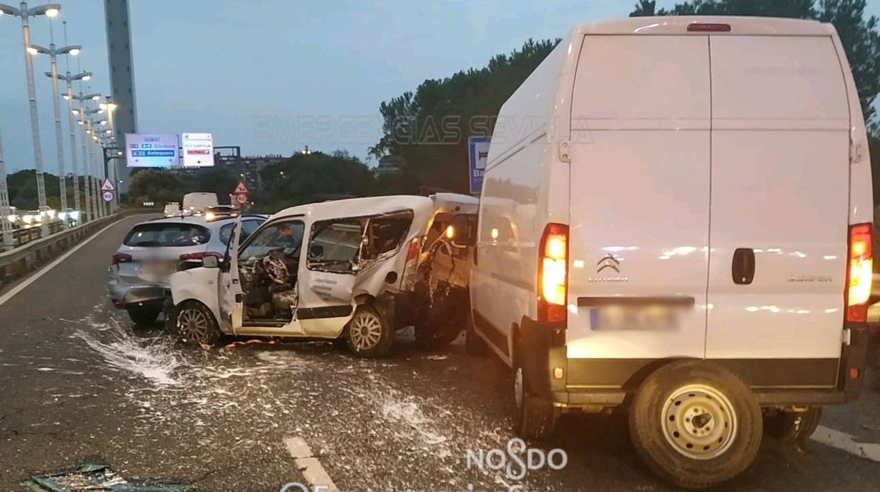 El accidente de tráfico ha tenido lugar en el puente del Alamillo