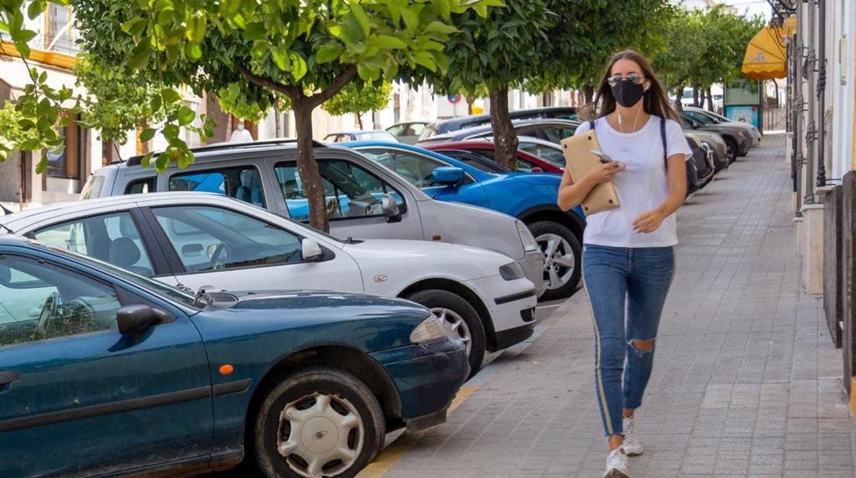 Dos sanitarias realizan un test antígeno de coronavirus a una vecina de Casariche