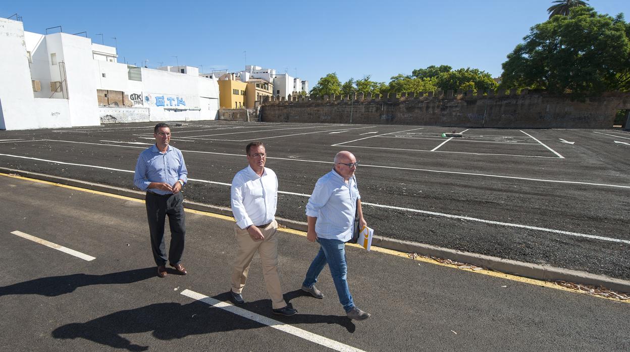 El concejal Juan Carlos Cabrera, en una visita al aparcamiento del Valle