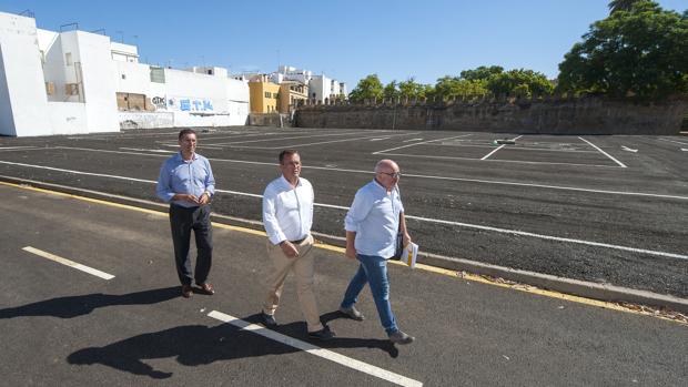 El solar del Valle seguirá siendo aparcamiento provisional hasta que se inicien las obras del colegio