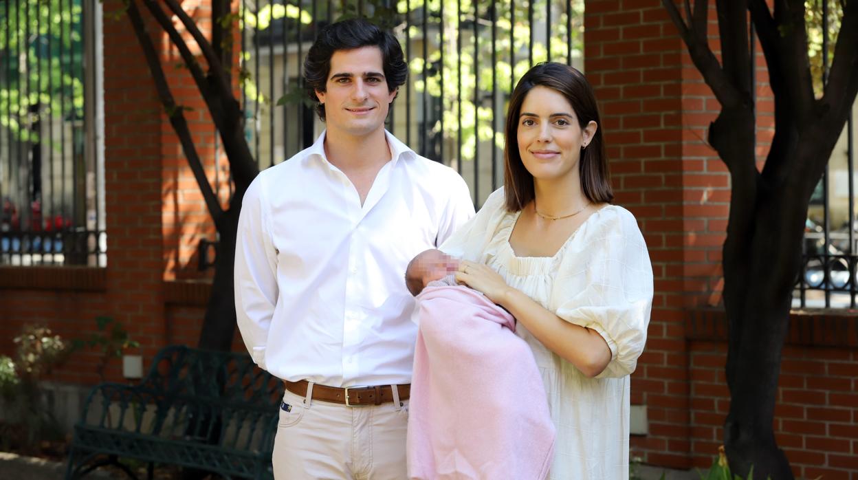 Los duques de Huéscar presentaron a su hija Rosario en las puertas de la clínica madrileña donde nació