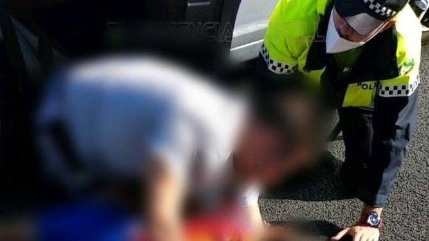 Agentes de la Policía Local de Sevilla estabilizan a un niño de 10 años que sufrió una crisis epiléptica