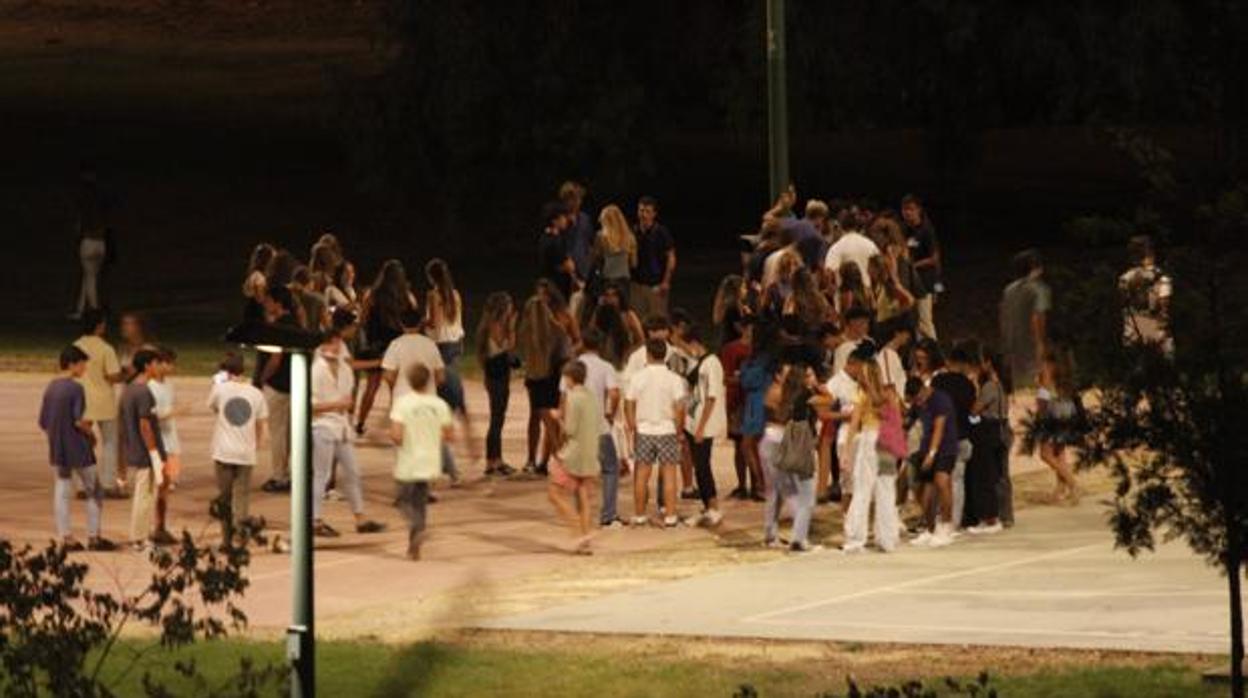 Imagen de archivo de una botellona en Sevilla