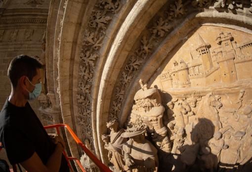 Ángel García, ante las estatuas del tímpano de la Epifanía en la puerta de los Palos