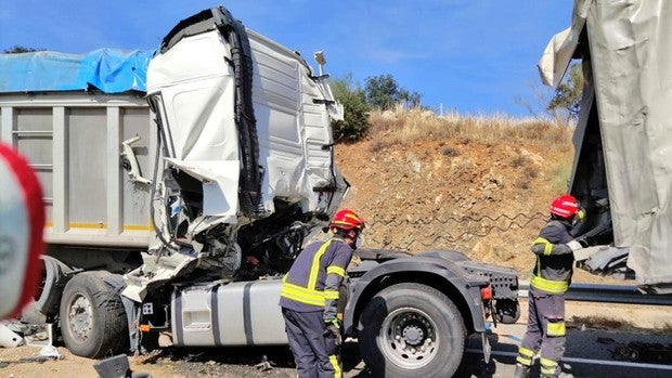 Un muerto en un accidente de tráfico que corta la A-66 en el término municipal de Guillena