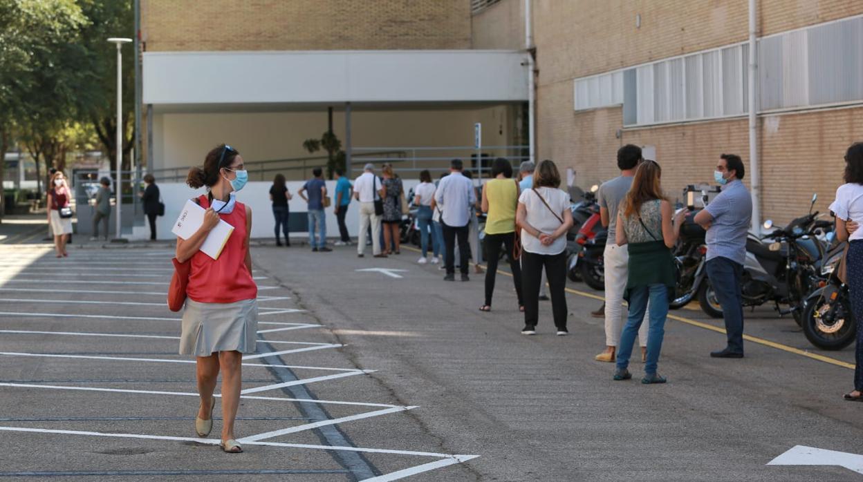 Las colas de docentes rodearon la Facultad de Matemáticas y parte del campus de Reina Mercedes