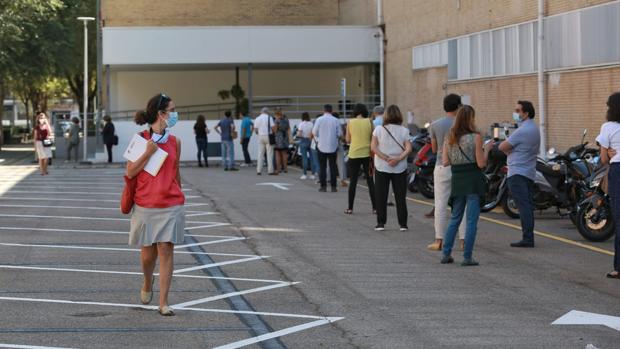 Grandes colas de profesores universitarios en Sevilla para hacerse los test del Covid-19