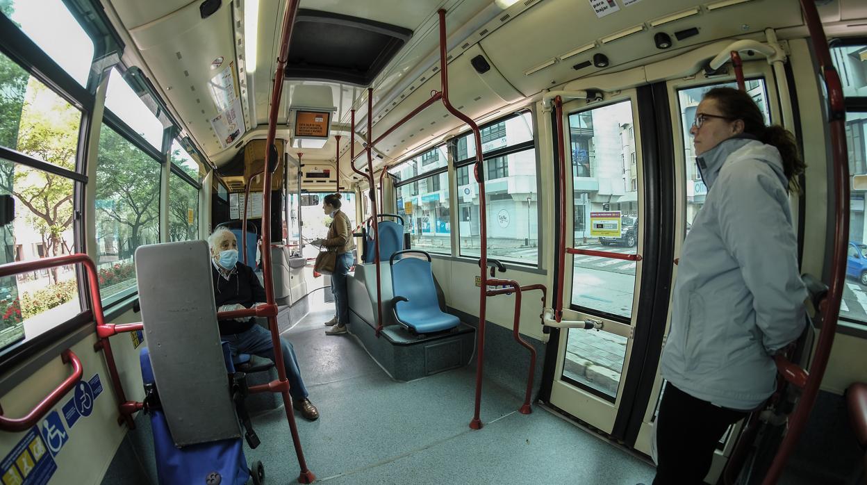 Viajeros en un autobús de Tussam durante el confinamiento