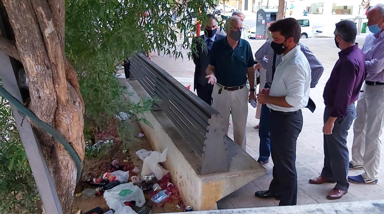 Beltrán Pérez supervisa una zona de Triana con suciedad