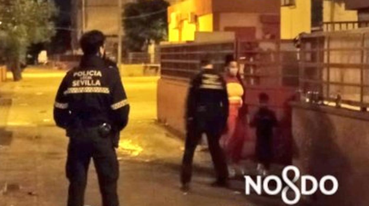 Agentes de la Policía Local de Sevilla en una calle de la Macarena donde se celebraba un cumpleaños