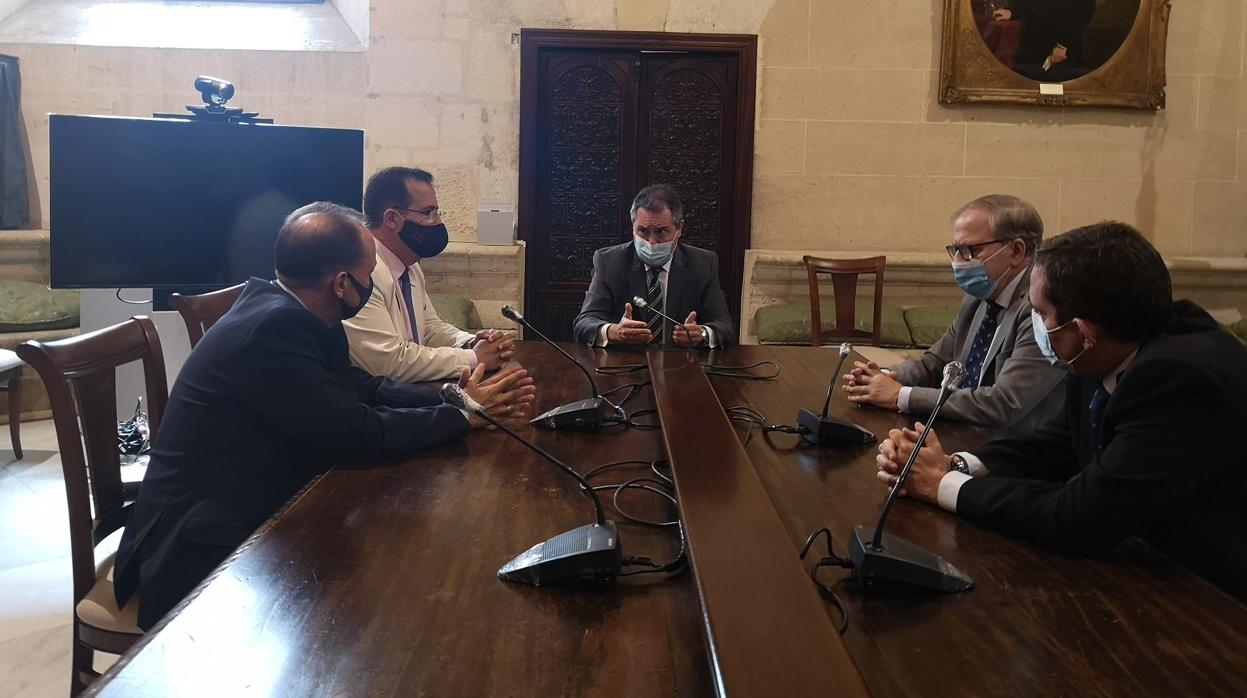 El alcalde y el delegado de Fiestas Mayores se han reunido este lunes con los responsables del Ateneo