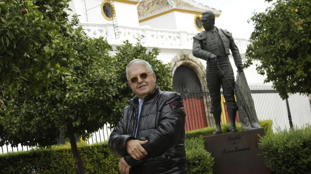 Mariano García Romero junto a la plaza de toros de la Maestranza