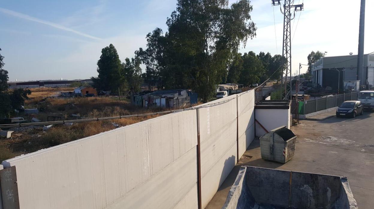 El muro que levantaron los dueños de las naves del polígono para asegurar las instalaciones