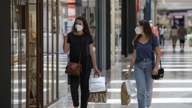 Puente del Pilar en Sevilla: los centros comerciales que abren el lunes festivo