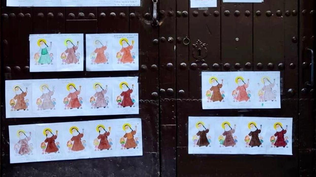 Dibujos en la puerta del convento de las Hermanas de la Cruz