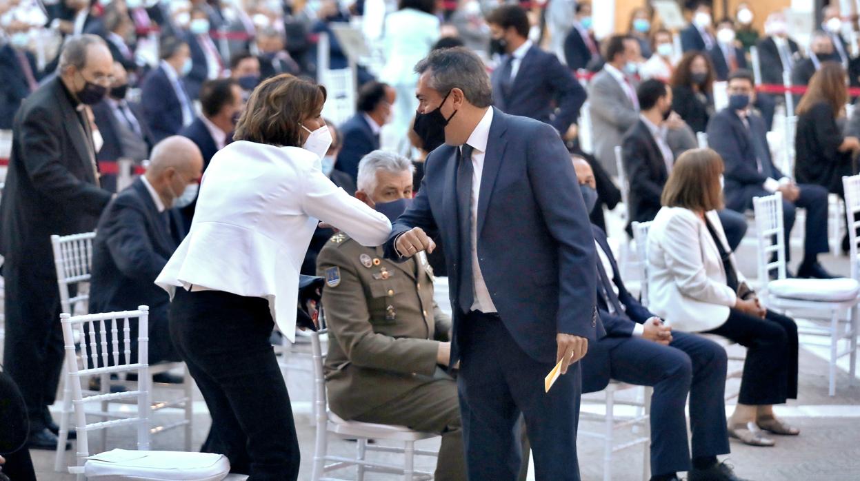 El alcalde, Juan Espadas, saluda a Susana Díaz durante el acto de homenaje a Manuel del Valle en el Alcázar