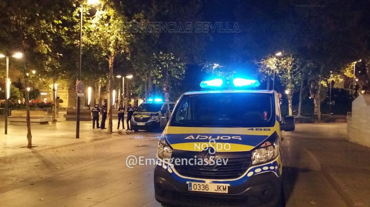 Unidades de la Policía Local de Sevilla durante el turno de noche