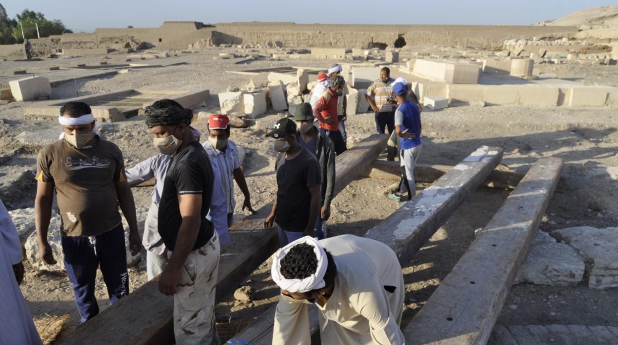 Excavación en el templo de Luxor