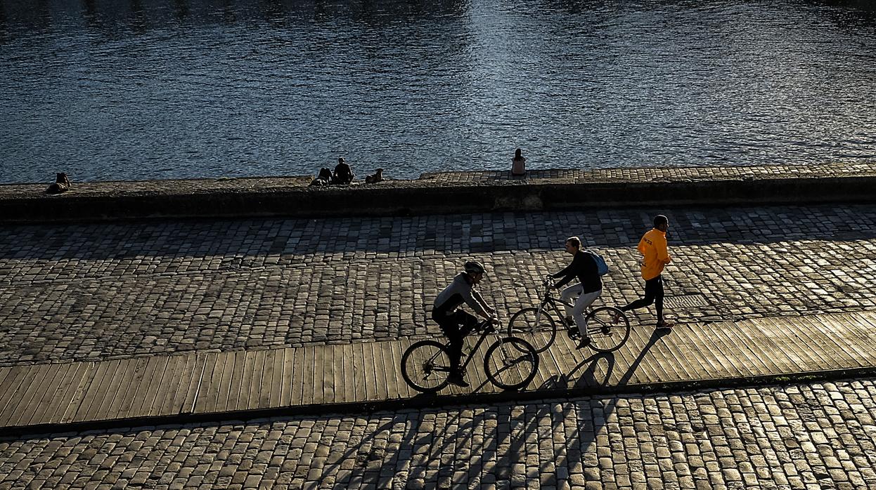 Varios deportistas, en el PAseo del río Guadalquivir