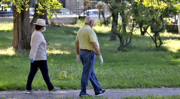 Nueve personas mueren por coronavirus en Sevilla y otras 18 entran en el hospital en las últimas 48 horas