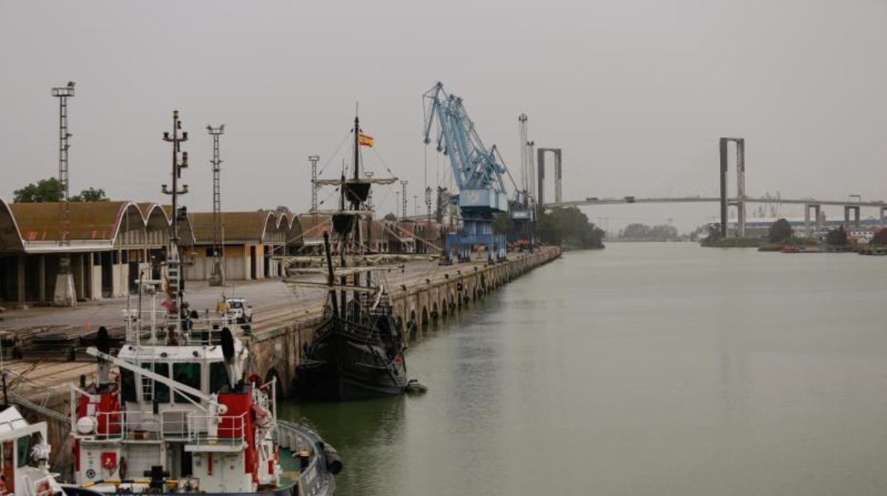 Muelle de Tablada con las grúas portuarias al fondo